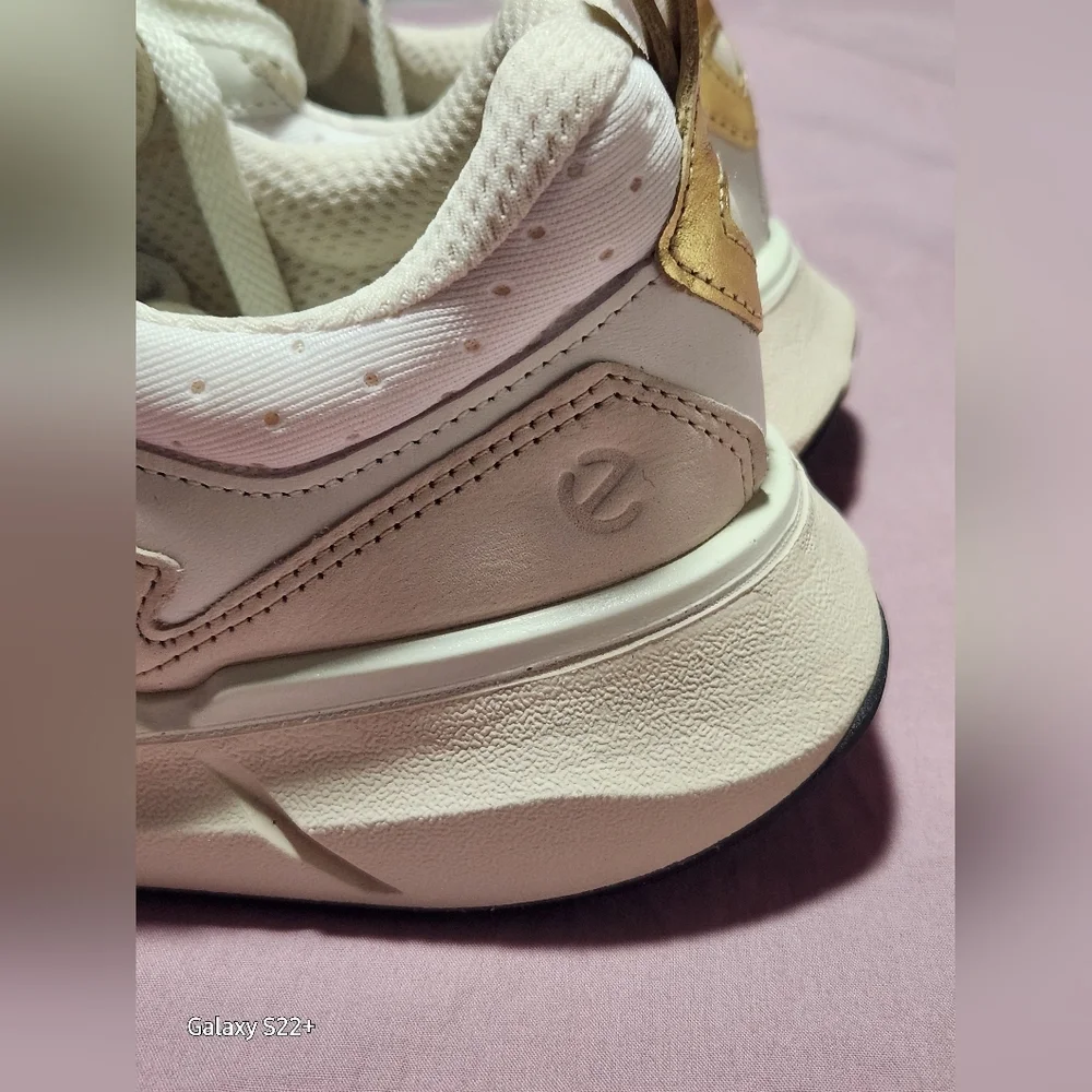 ECCO BIOM 2.2 TRAINERS GOLD. Size 7 - 7.5
